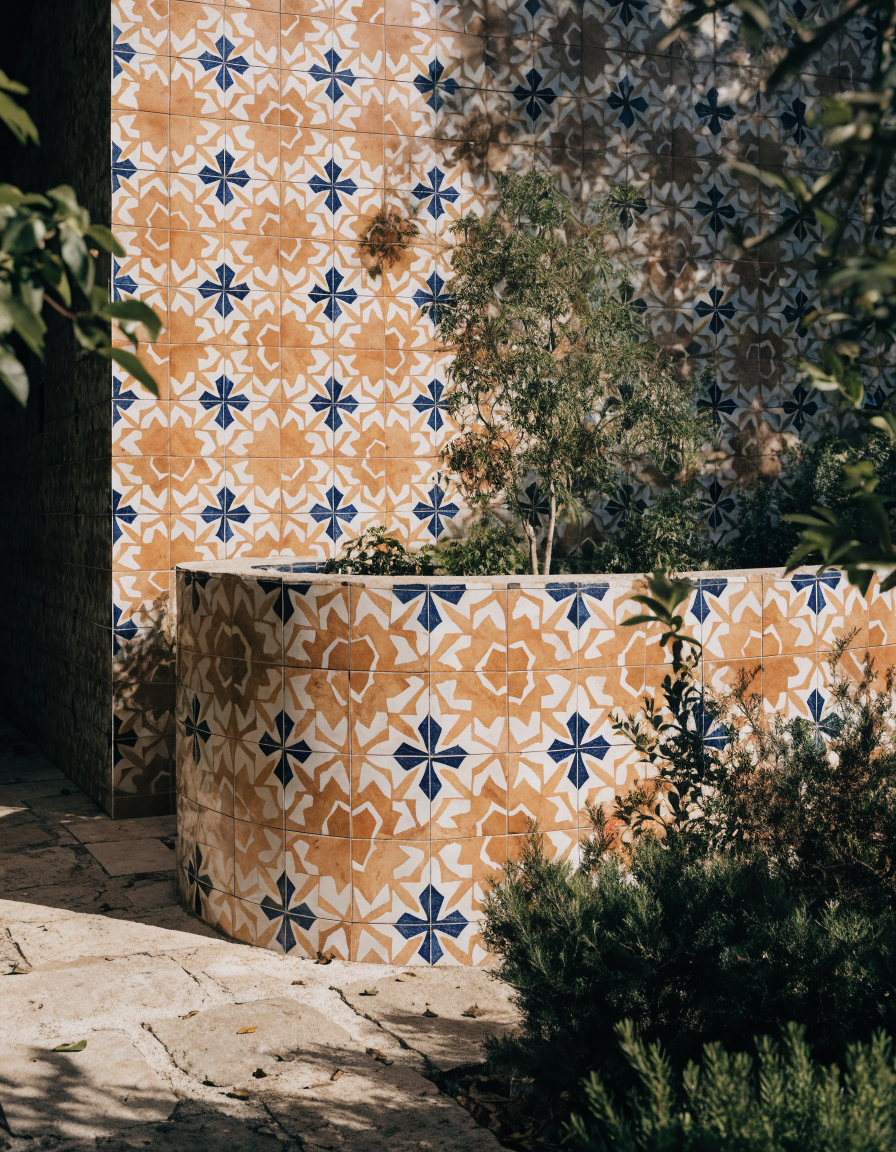 Parete esterna di una villa rivestita in maioliche di porcellana con motivo geometrico mediterraneo colorato